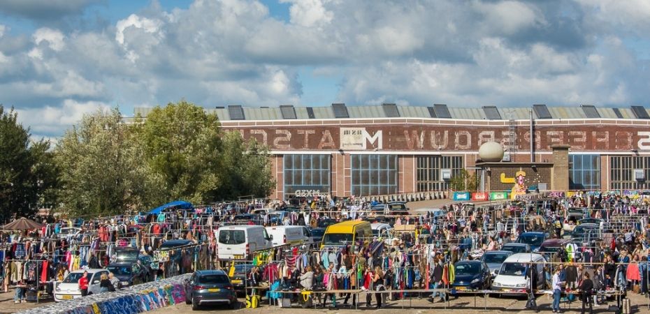 Marché aux puces en plein air sur le port d'Amsterdam