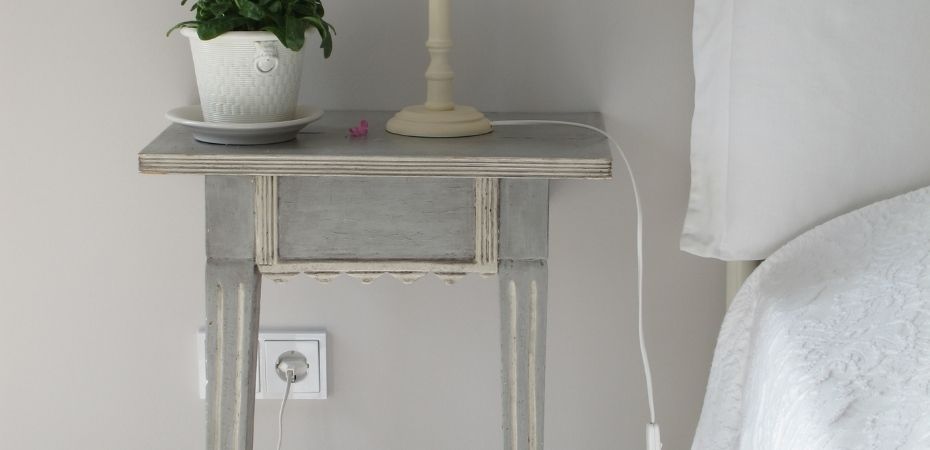 ancienne table de nuit en bois peint