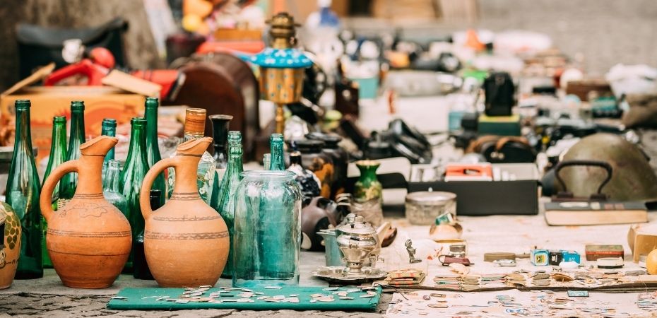 babioles posées au sol de l'ancien marché juif à Amsterdam