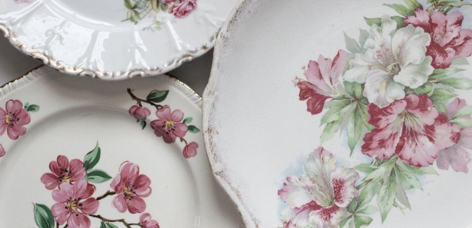 assiettes décorés de fleurs