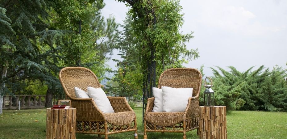 deux fauteuils en rotin dans le jardin