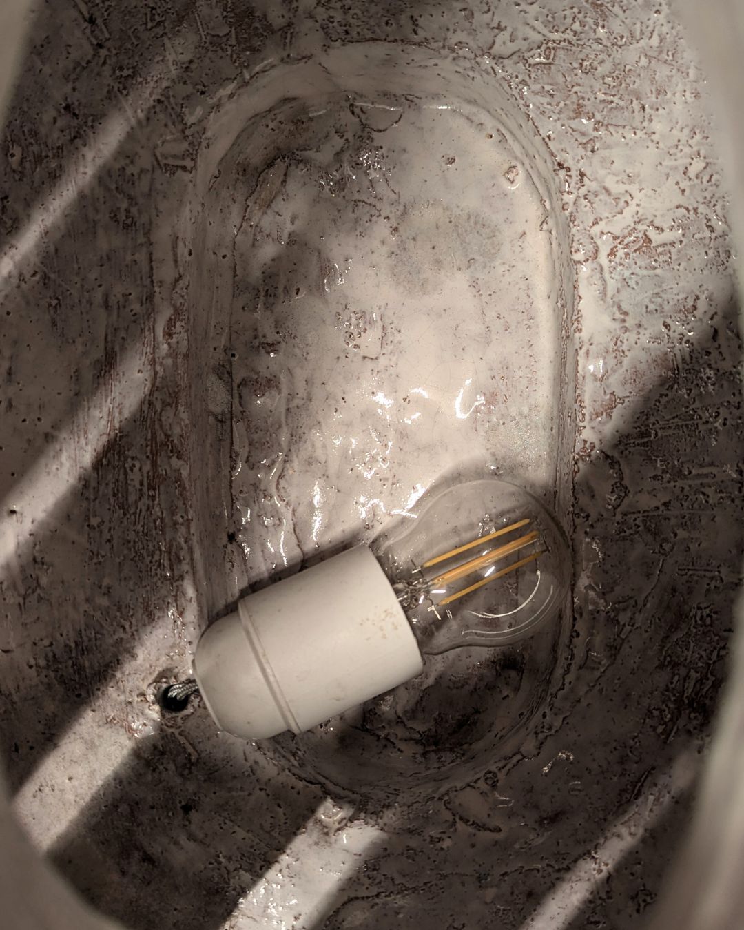 Lampe brutaliste en Terre Cuite Émaillée – Albert Spinelli (XXe siècle)