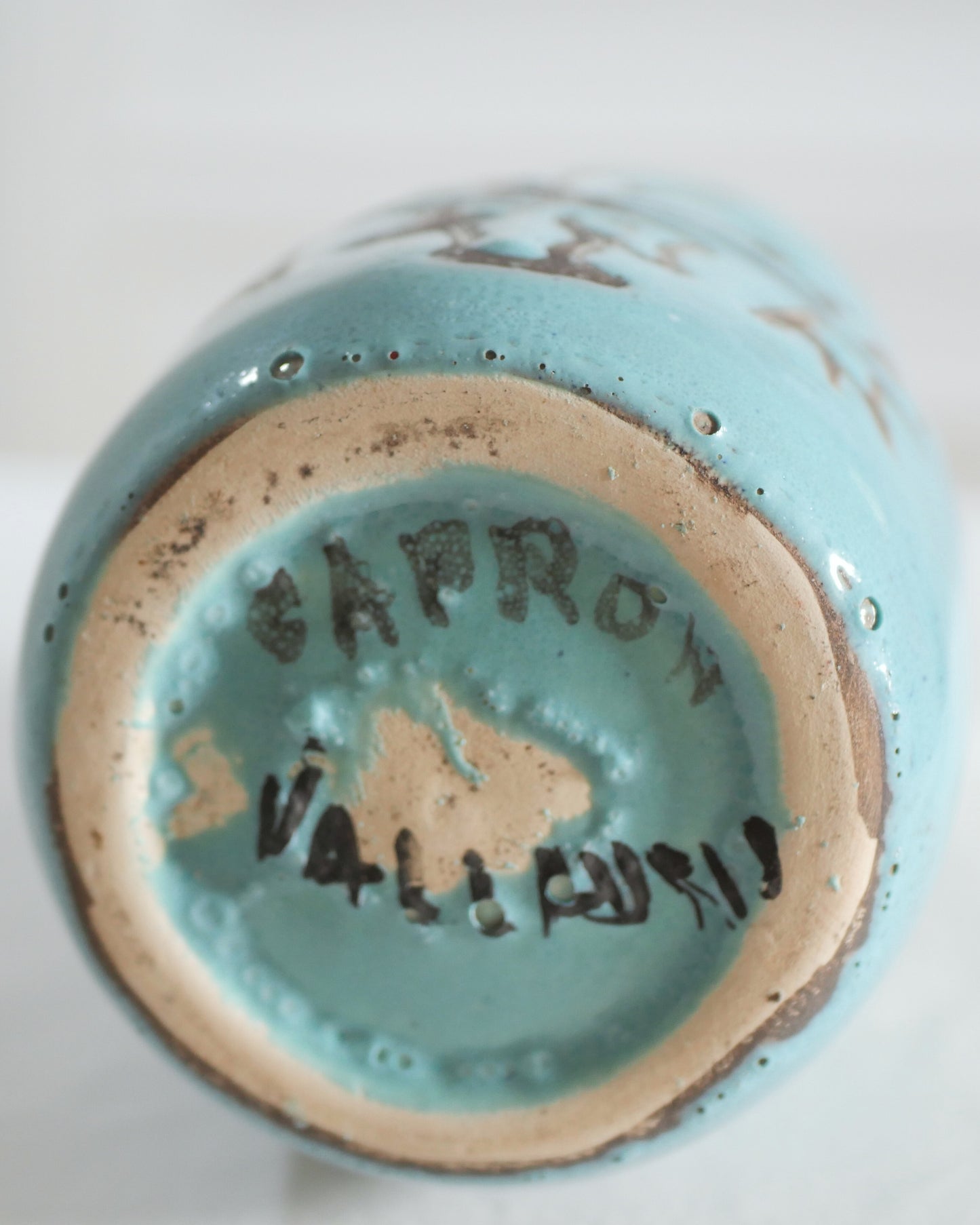 Rare vase de Roger Capron (1922-2006) à épaulement en faïence.