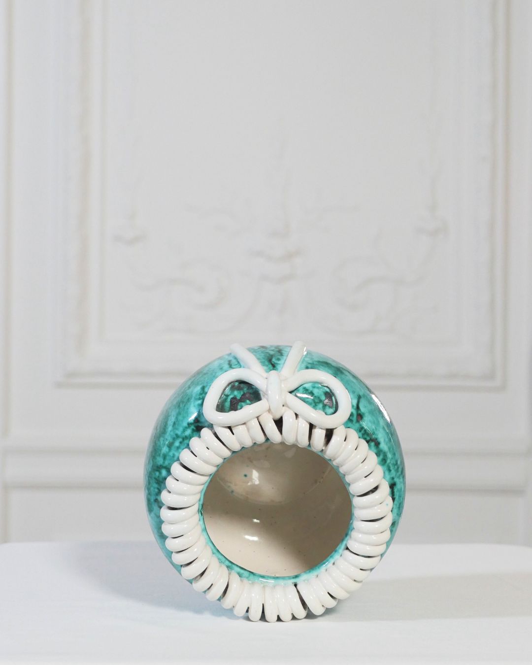 Petit vase globulaire Sainte Radegonde en faïence à glaçure verte