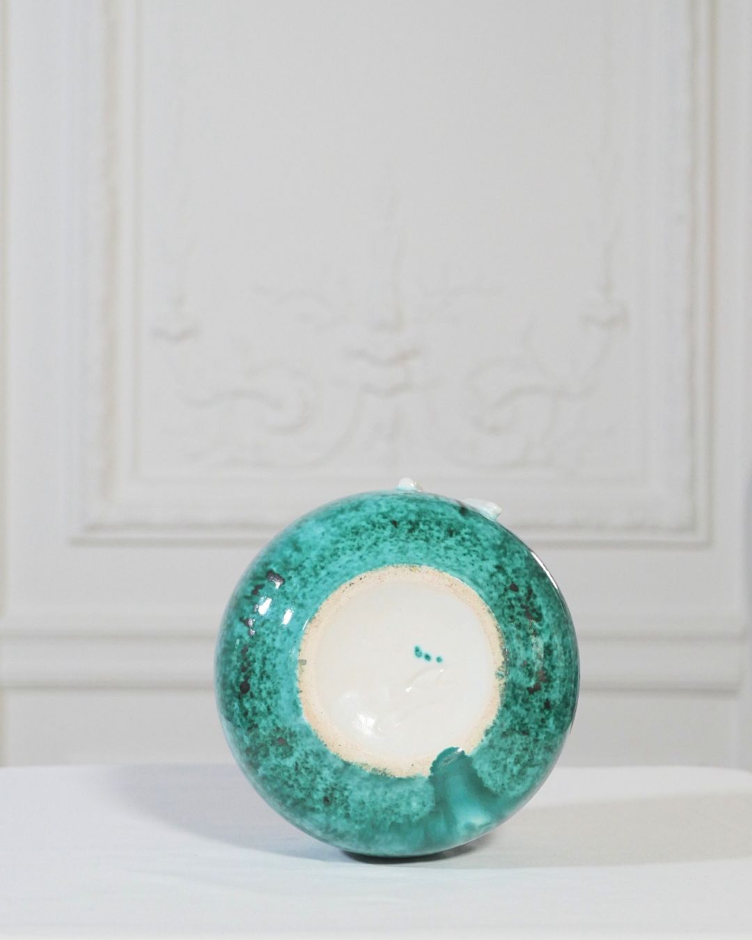 Petit vase globulaire Sainte Radegonde en faïence à glaçure verte