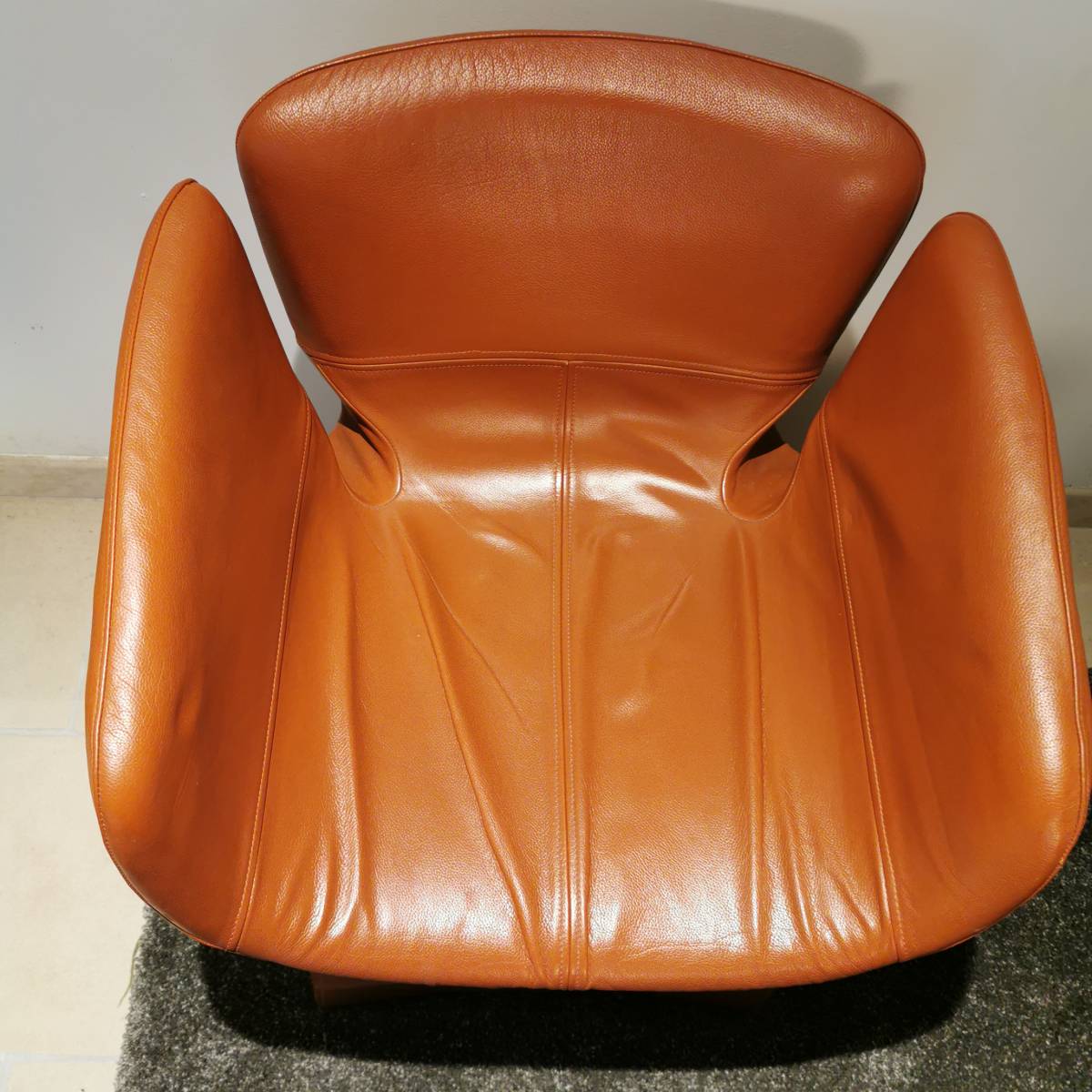 Petit fauteuil Moroso Bloomy en cuir Camel par Patricia Urquiola