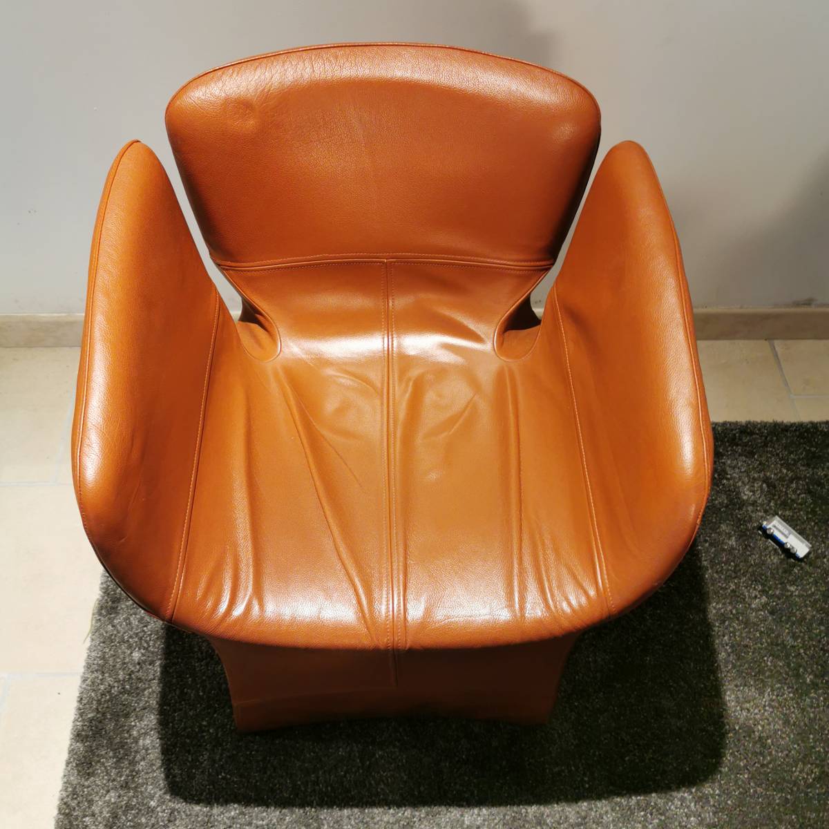 Petit fauteuil Moroso Bloomy en cuir Camel par Patricia Urquiola