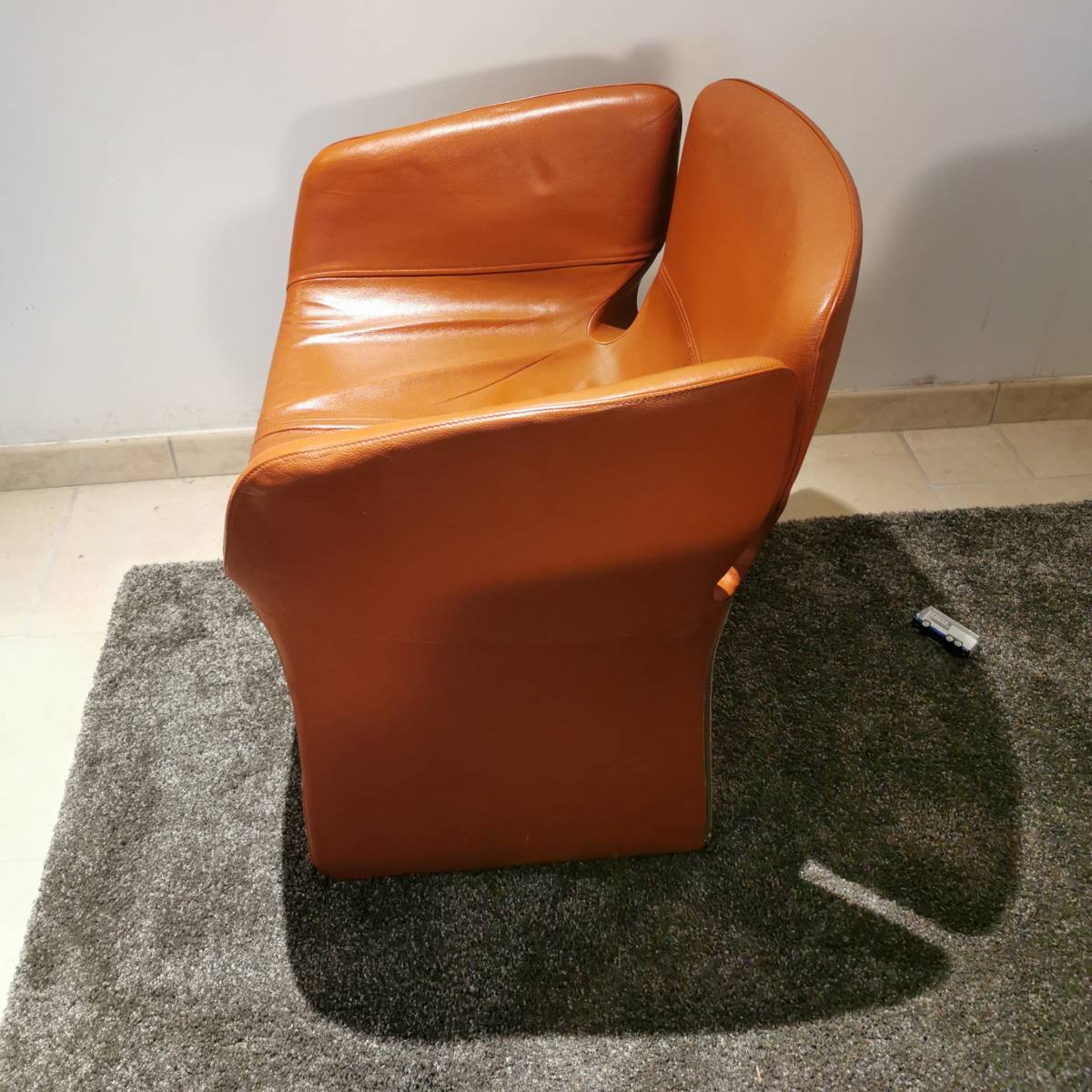 Petit fauteuil Moroso Bloomy en cuir Camel par Patricia Urquiola