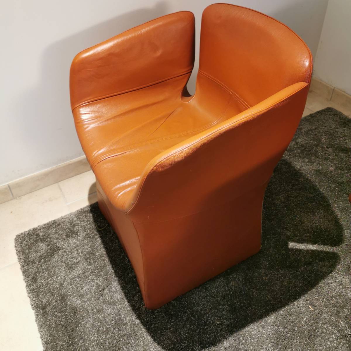 Petit fauteuil Moroso Bloomy en cuir Camel par Patricia Urquiola