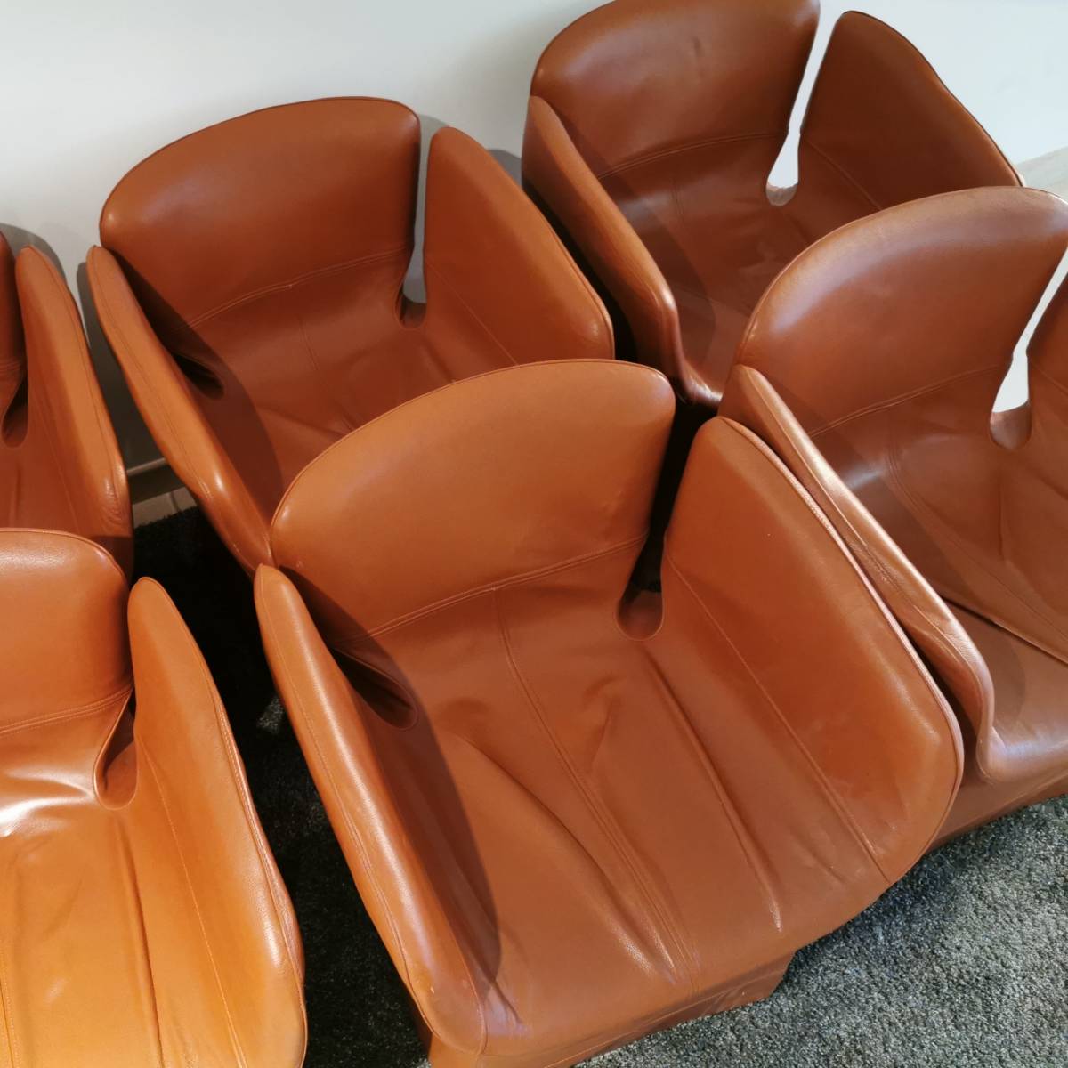 Petit fauteuil Moroso Bloomy en cuir Camel par Patricia Urquiola