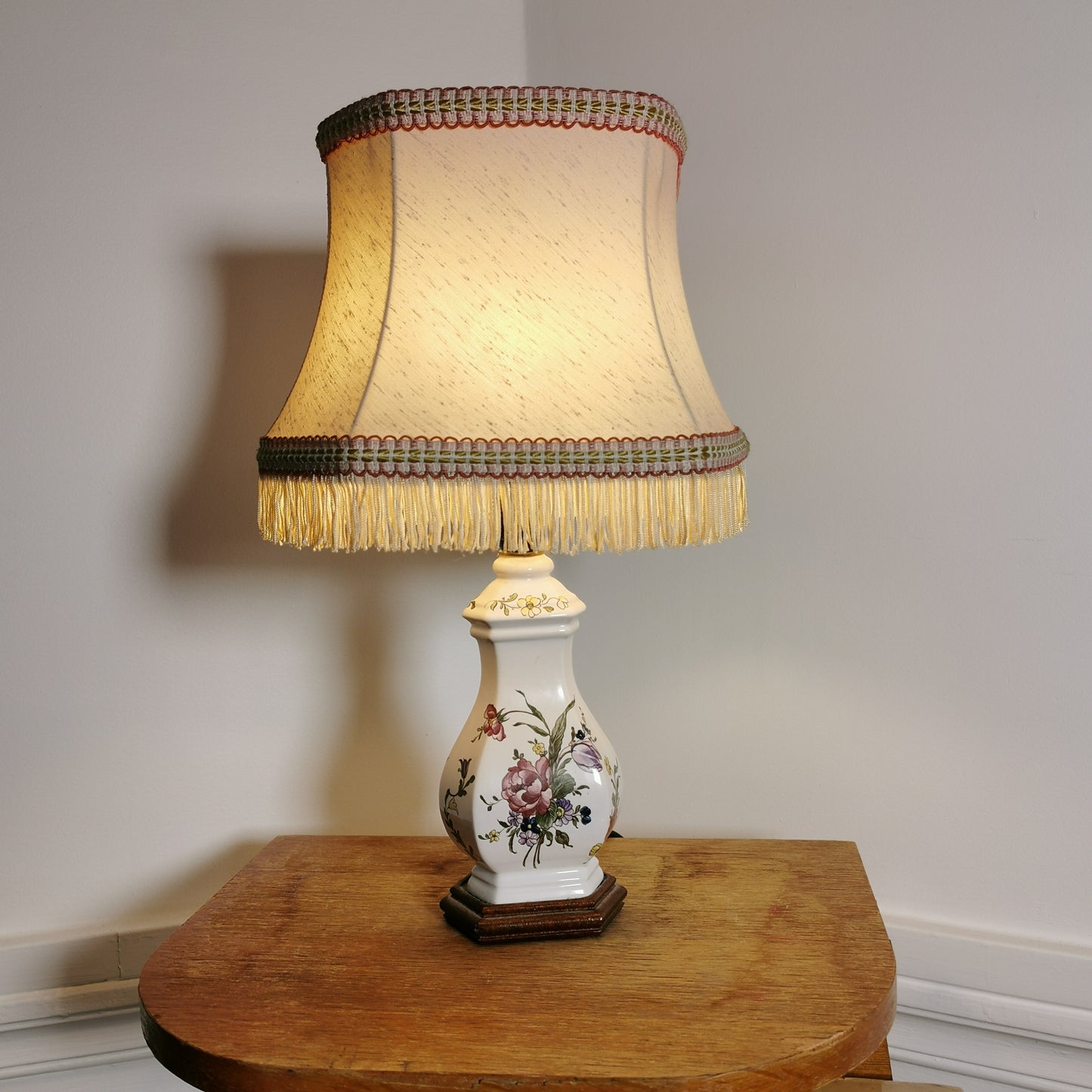 Lampe céramique abat-jour franges décor moustiers