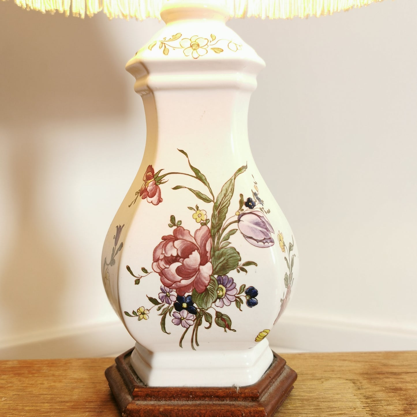 Lampe céramique abat-jour franges décor moustiers