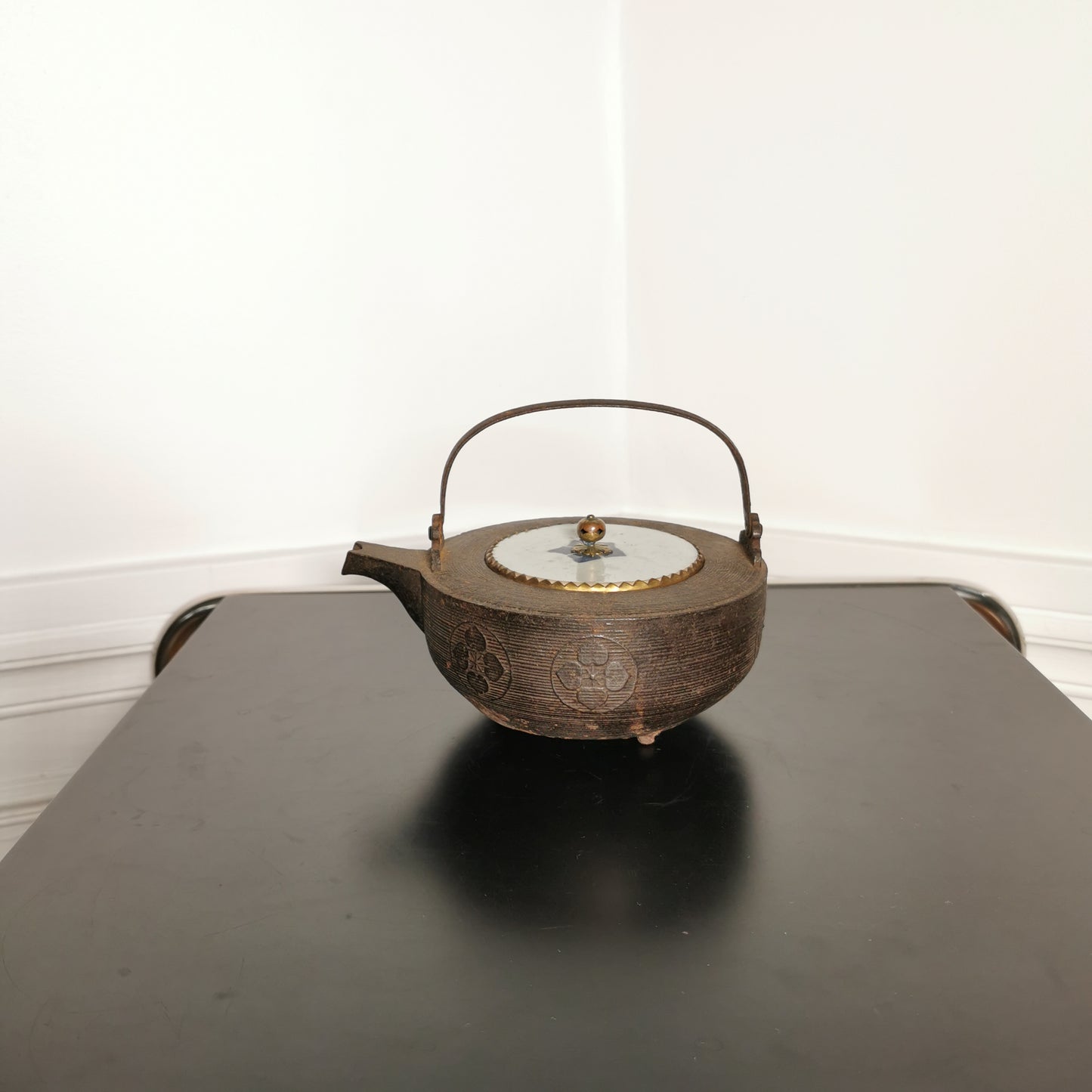 Carafe a Saké Manabé en fonte et porcelaine Japonaise époque Meïji