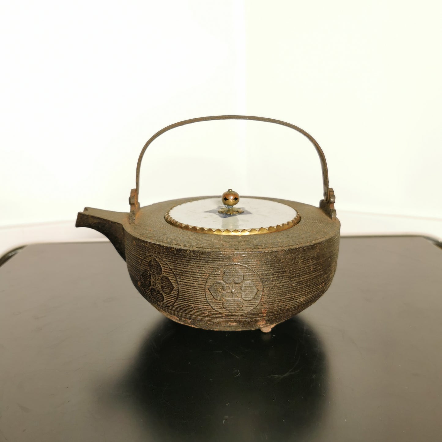 Carafe a Saké Manabé en fonte et porcelaine Japonaise époque Meïji