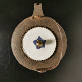 Carafe a Saké Manabé en fonte et porcelaine Japonaise époque Meïji