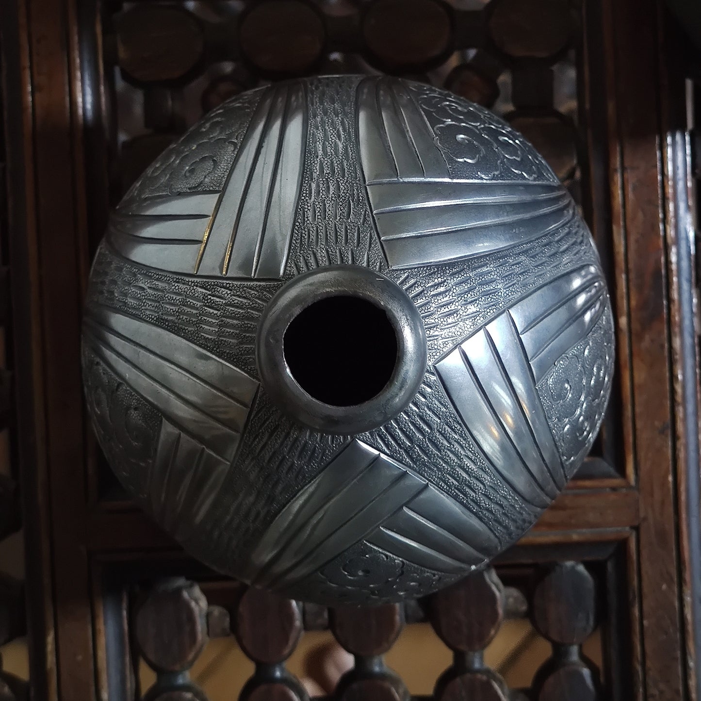 Vase en étain signé Pétizon art déco