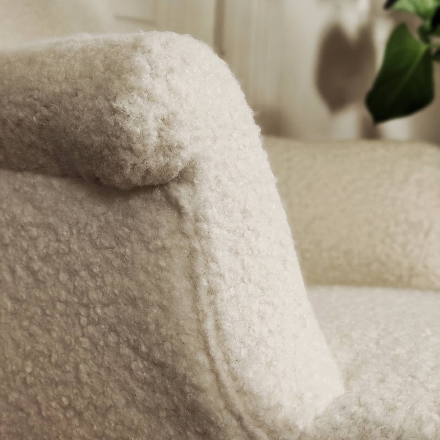 Fauteuil bergère laine bouclée