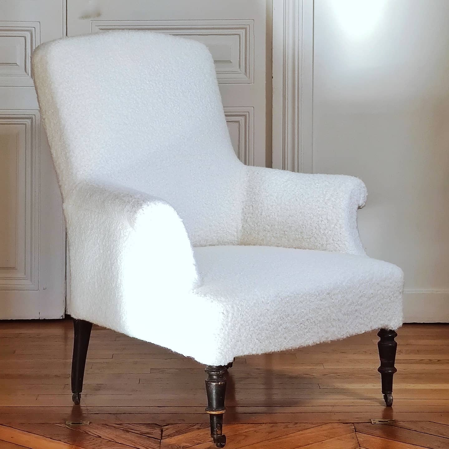 Fauteuil bergère laine bouclée