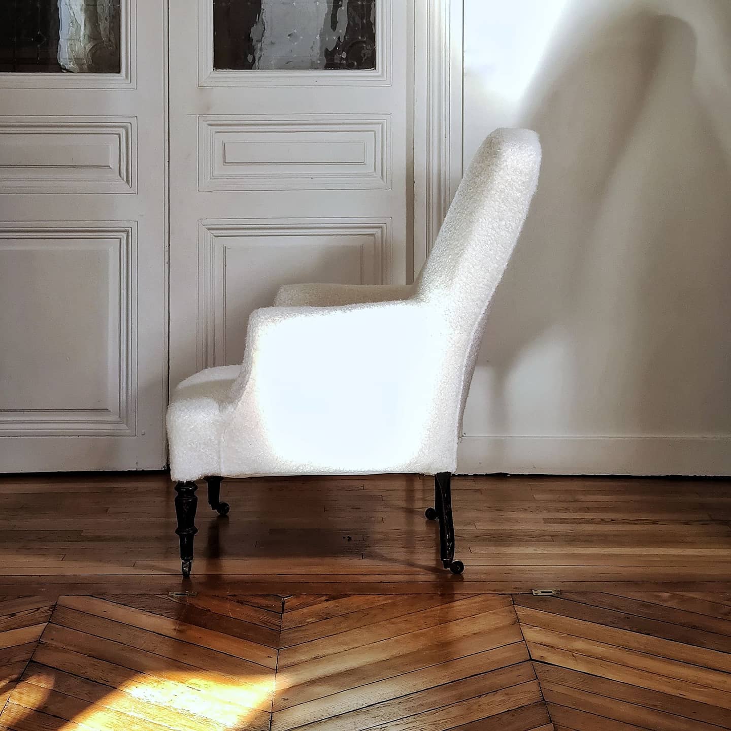 Fauteuil bergère laine bouclée