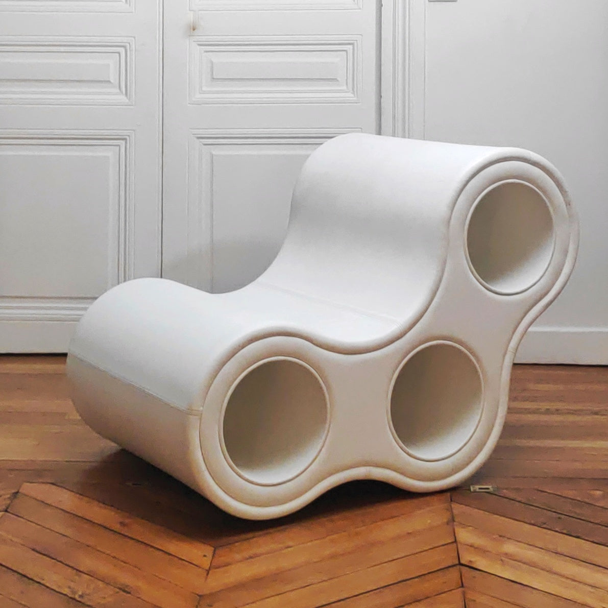 Chauffeuse Round One Leif Jørgensen cuir blanc
