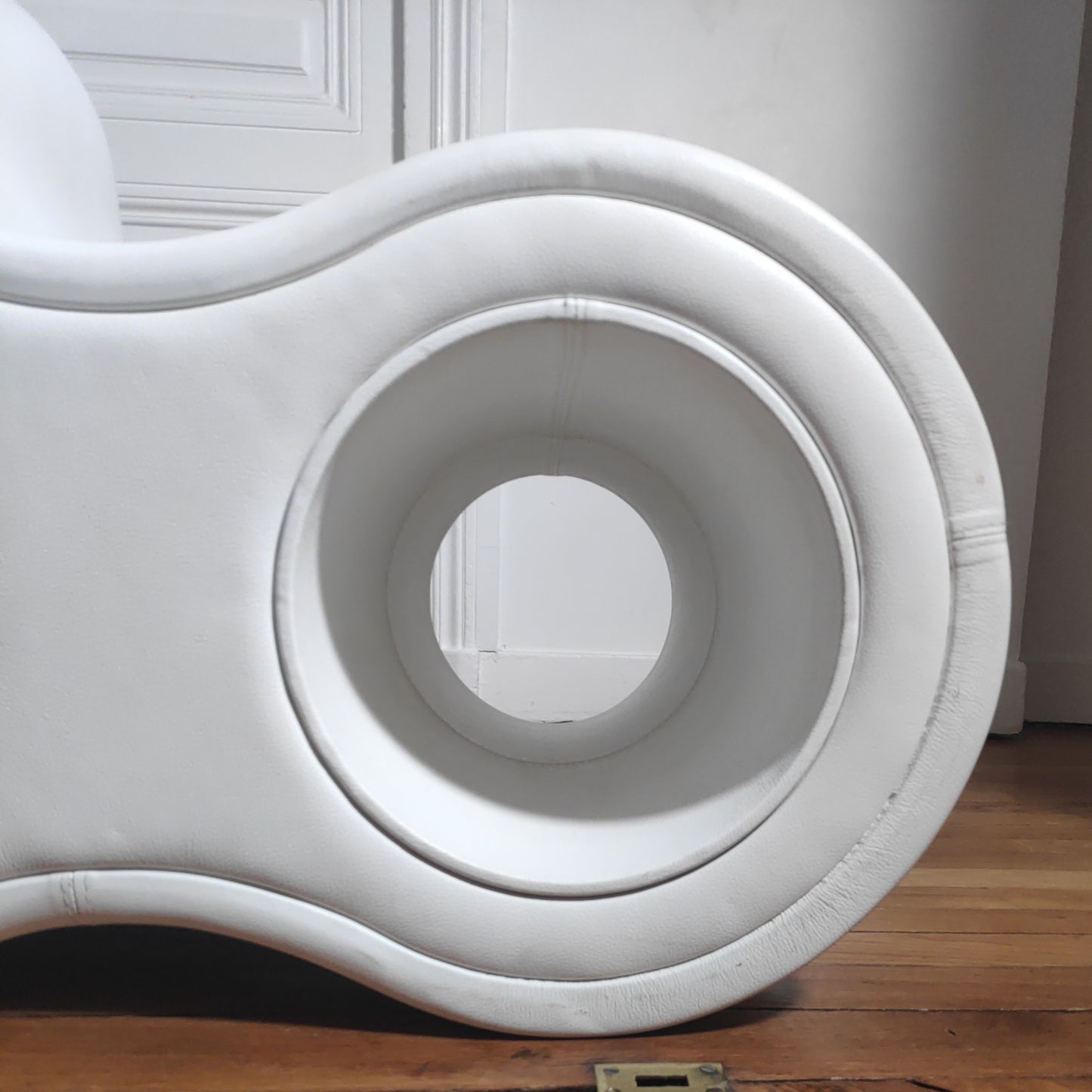 Chauffeuse Round One Leif Jørgensen cuir blanc