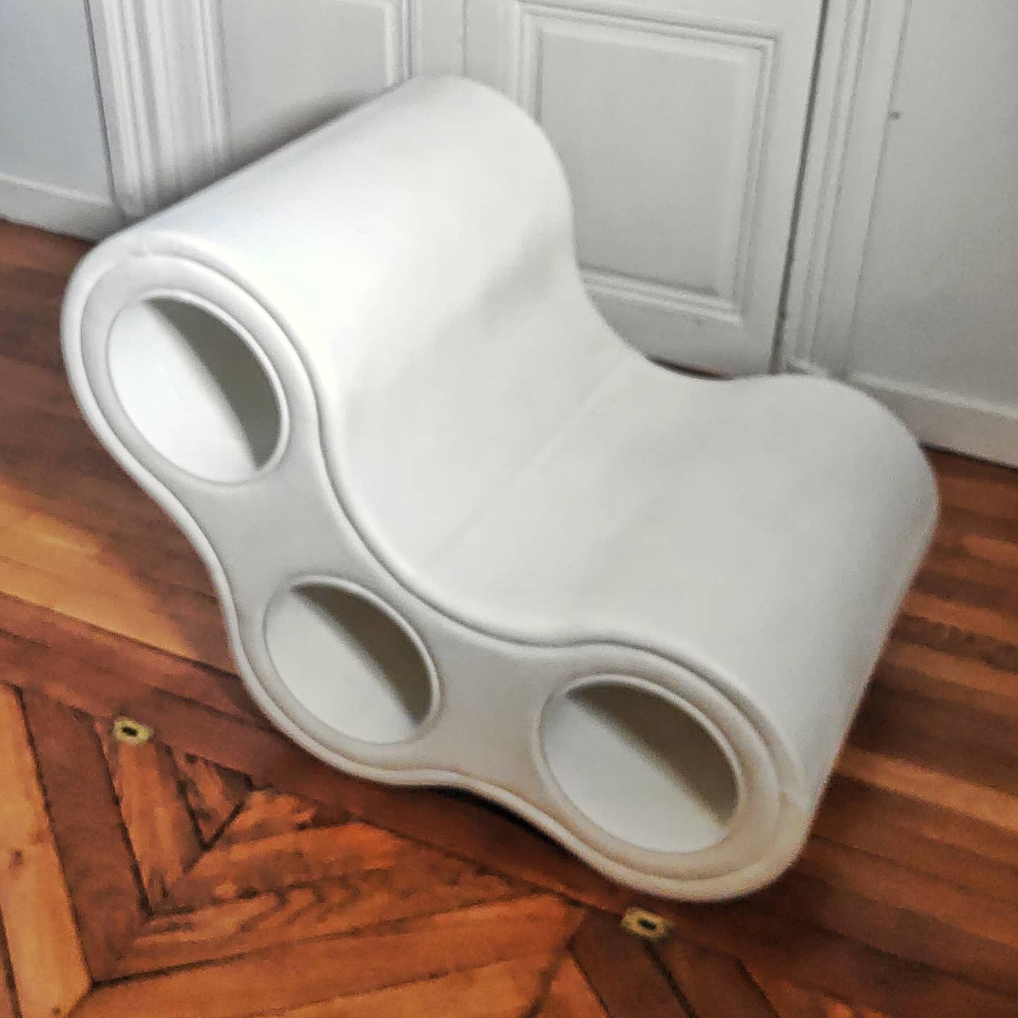 Chauffeuse Round One Leif Jørgensen cuir blanc
