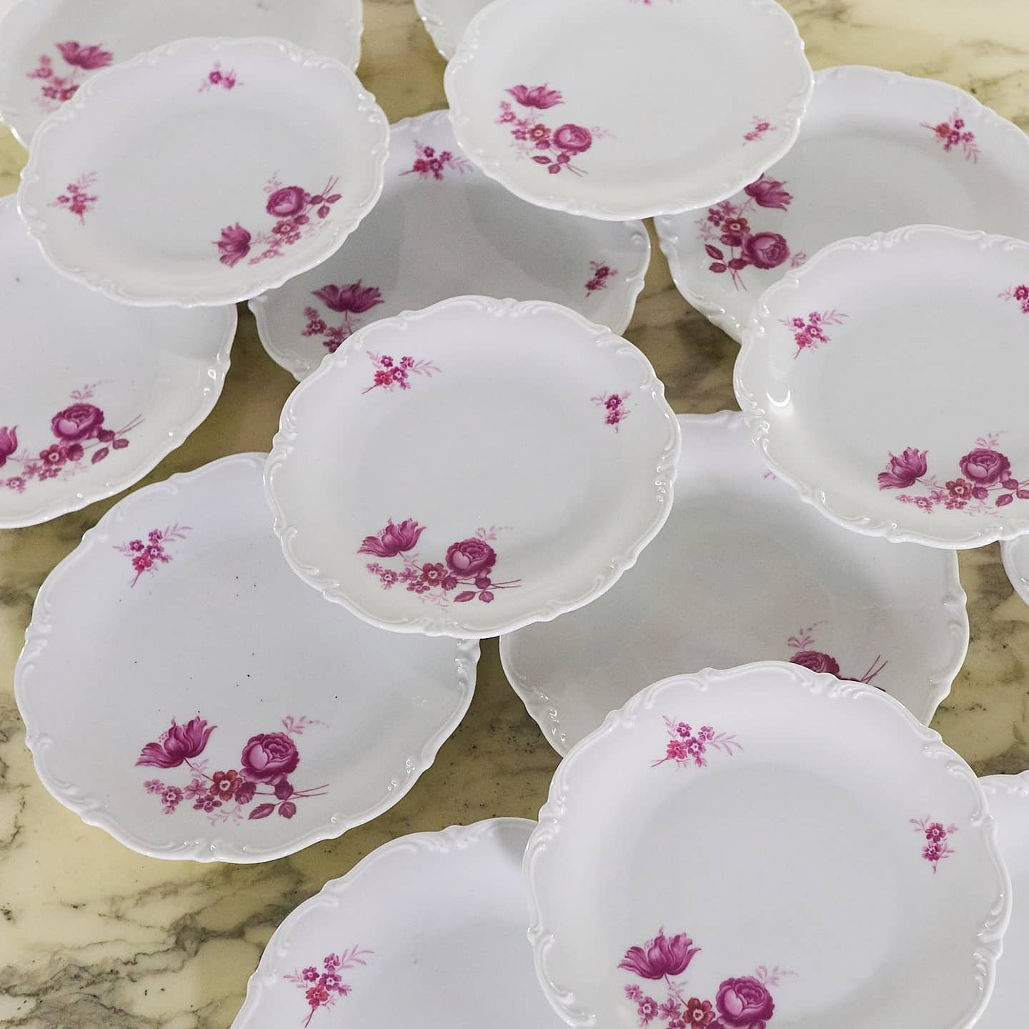 Assiettes en porcelaine vintage blanches et roses