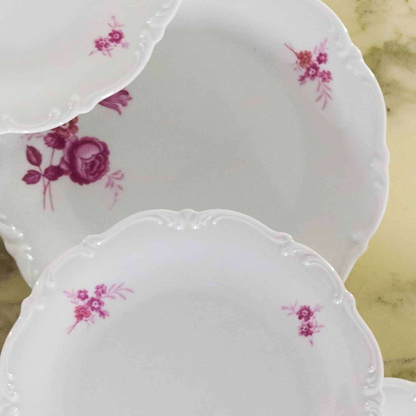 Assiettes en porcelaine vintage blanches et roses