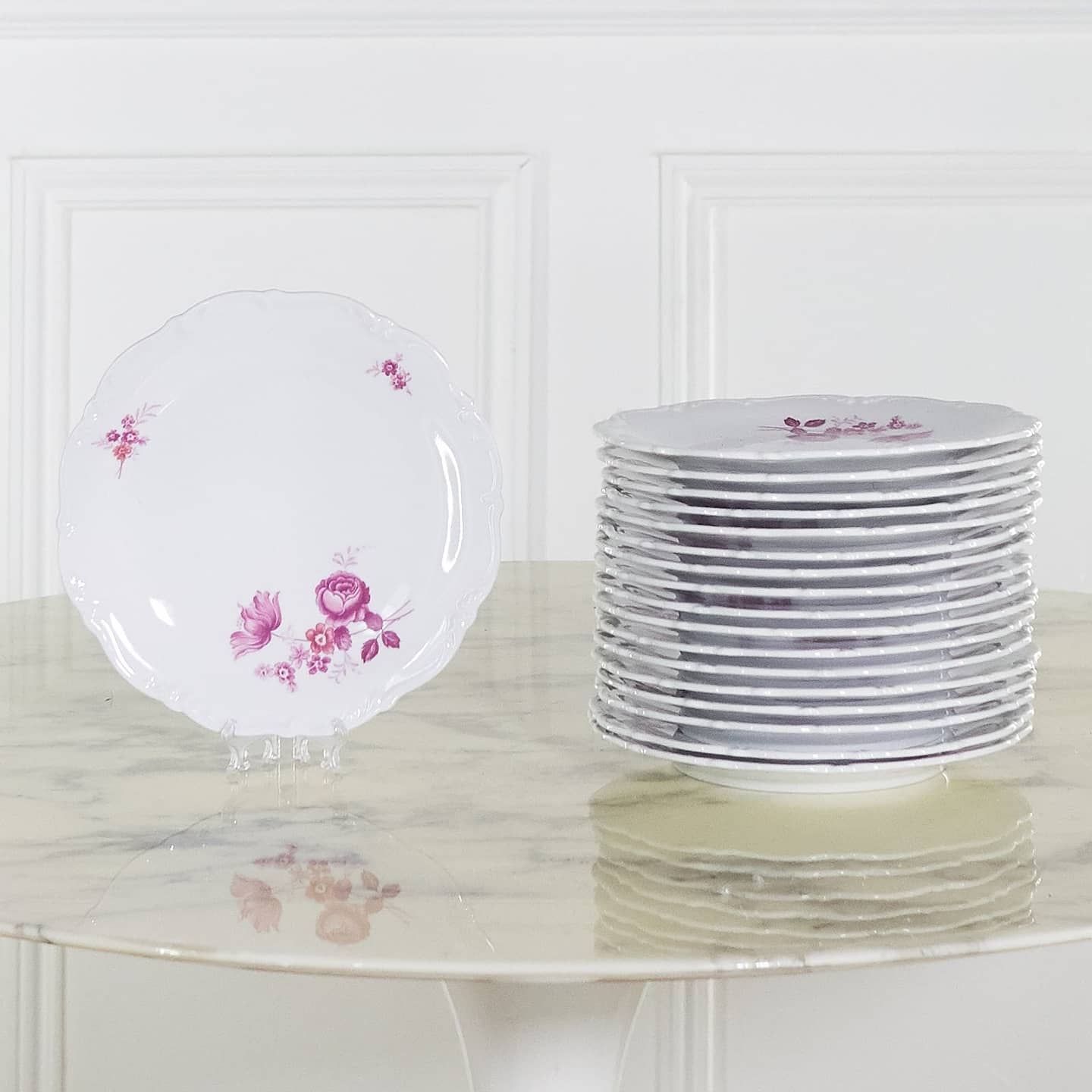 Assiettes en porcelaine vintage blanches et roses