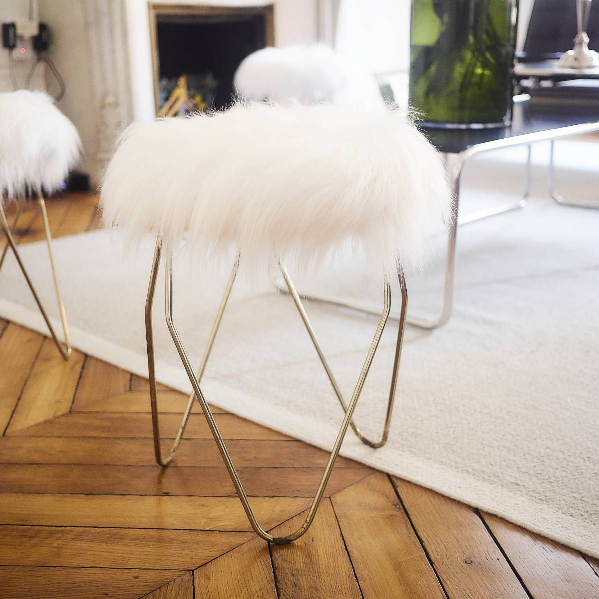 Tabourets moumoute pieds tripode en trombones