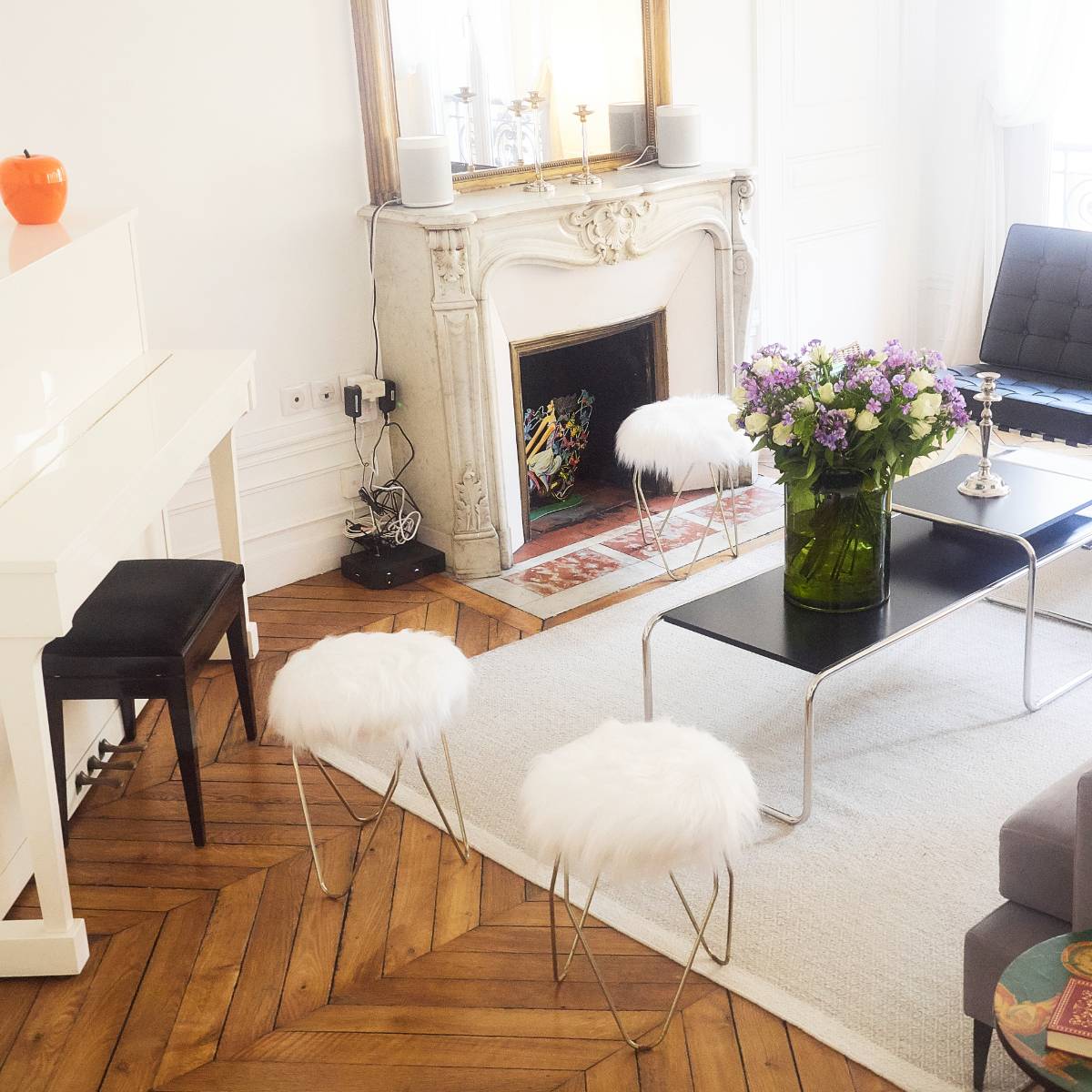 Tabourets moumoute pieds tripode en trombones