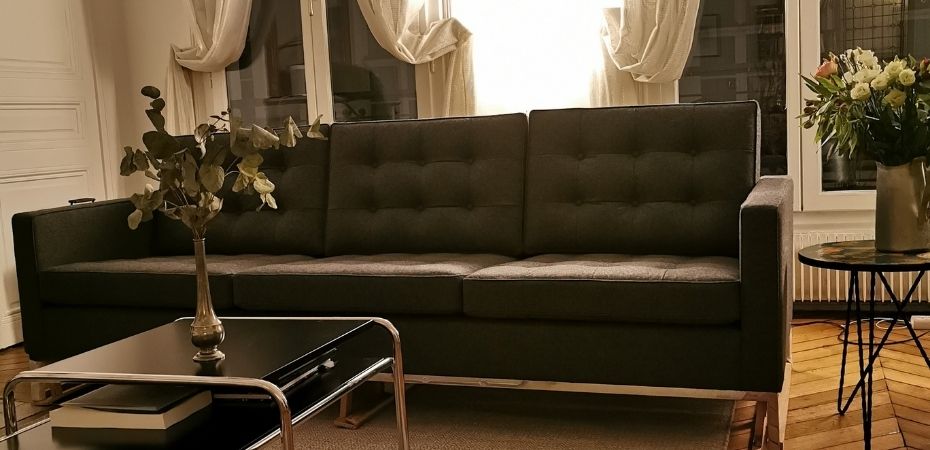 salon moderne avec meubles ancien