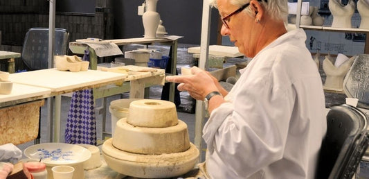 employée dans atelier de porcelaine de Limoges