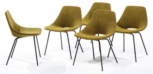 5 chaises tonneau de Pierre Guariche