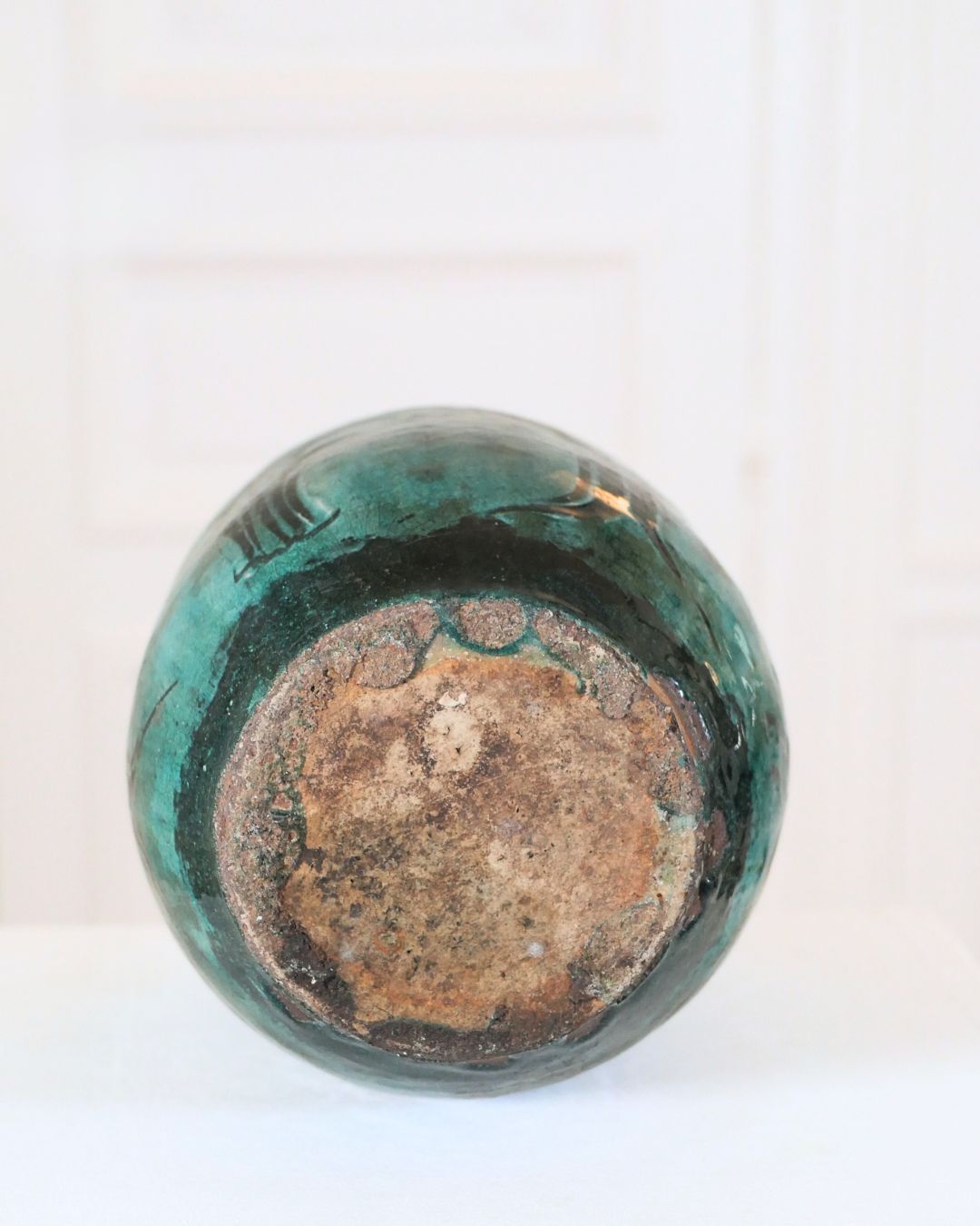 Vase en faïence émaillée de Chine à décor d’oiseau et fleurs sur fond vert XXe siècle
