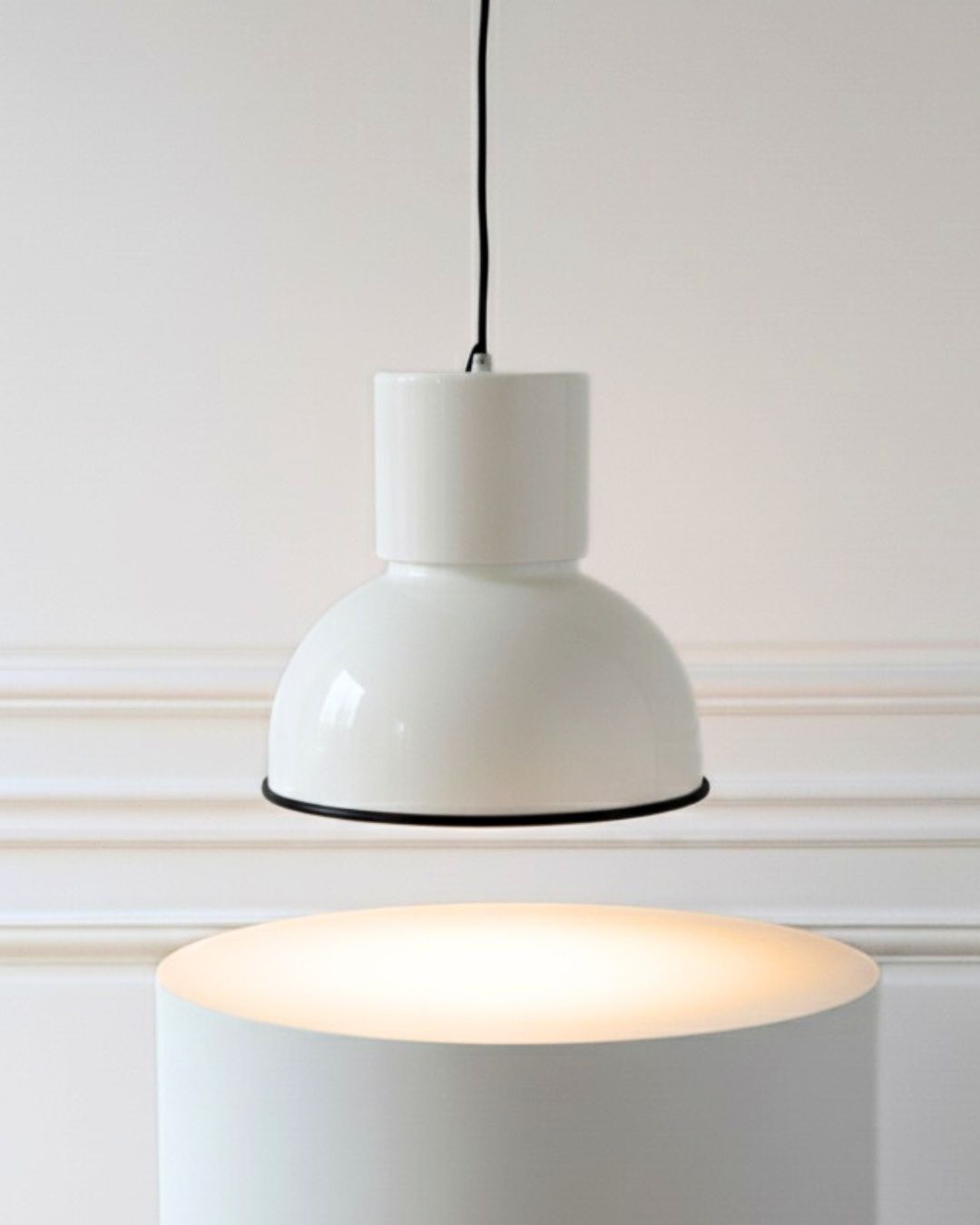 Bel abat jour en tôle émaillée noir et blanc, accompagné de son cache mural daté des années 50