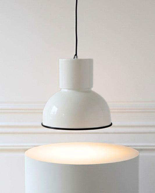 Bel abat jour en tôle émaillée noir et blanc, accompagné de son cache mural daté des années 50