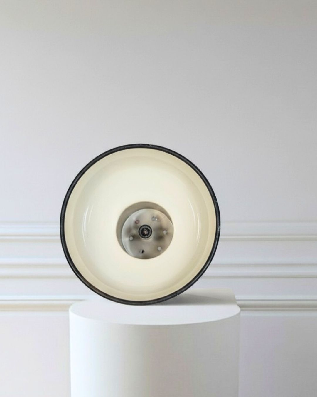 Bel abat jour en tôle émaillée noir et blanc, accompagné de son cache mural daté des années 50