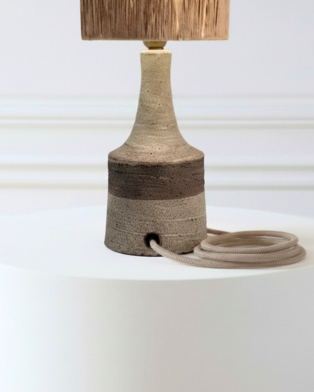 Lampe sur pied en grès avec abat-jour en raphia