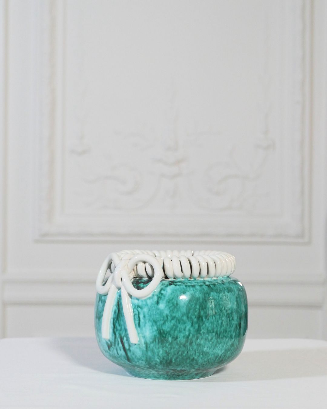 Petit vase globulaire Sainte Radegonde en faïence à glaçure verte