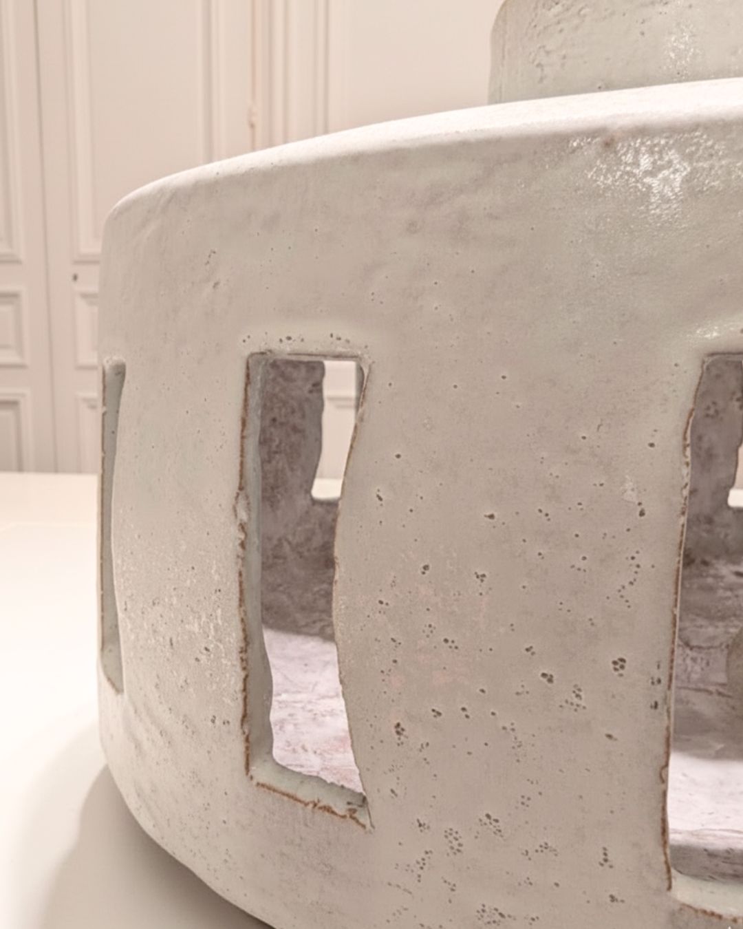 Lampe brutaliste en Terre Cuite Émaillée – Albert Spinelli (XXe siècle)