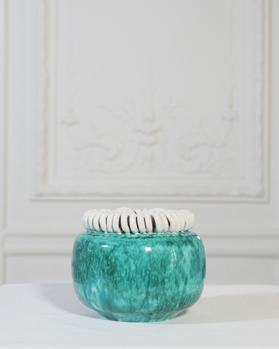 Petit vase globulaire Sainte Radegonde en faïence à glaçure verte