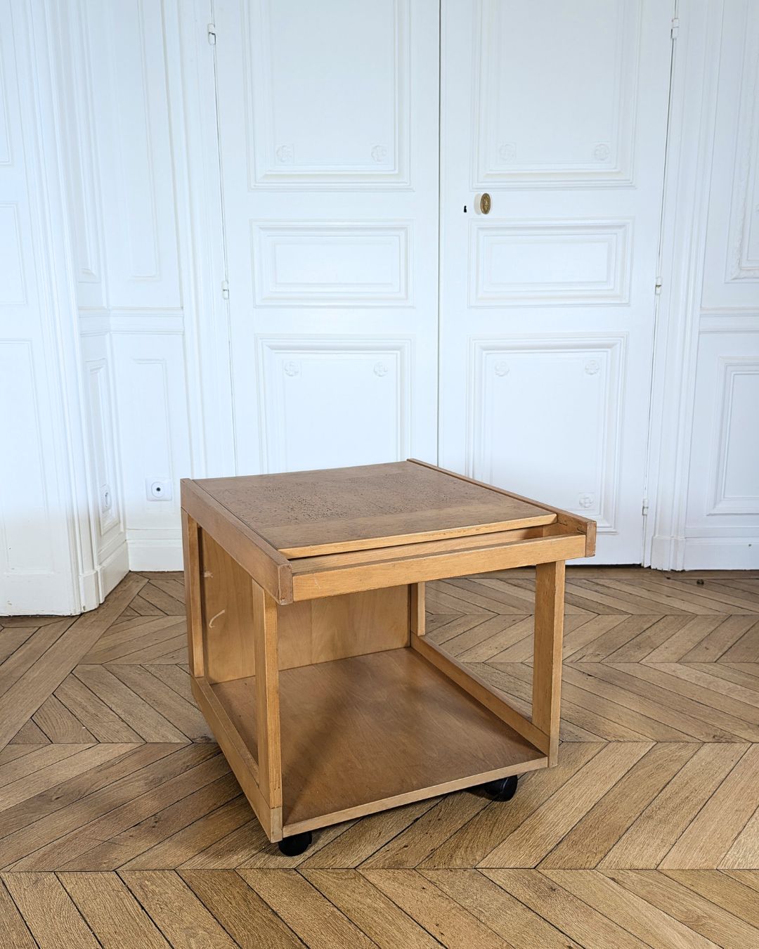 Belle table basse d’inspiration scandinave, au design typique des années 60/70.