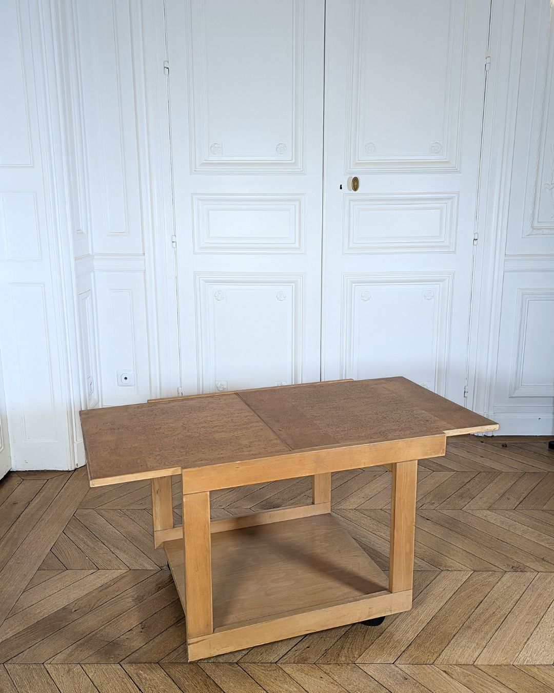 Belle table basse d’inspiration scandinave, au design typique des années 60/70.