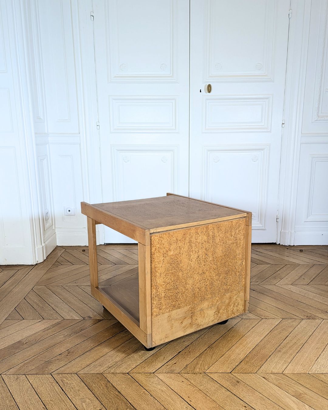 Belle table basse d’inspiration scandinave, au design typique des années 60/70.