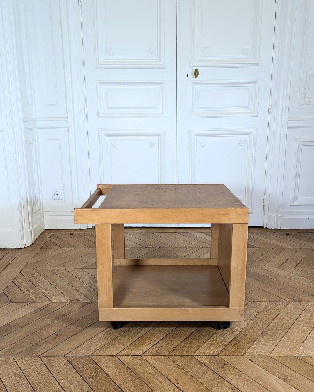 Belle table basse d’inspiration scandinave, au design typique des années 60/70.