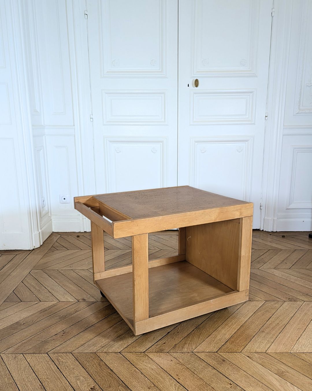 Belle table basse d’inspiration scandinave, au design typique des années 60/70.