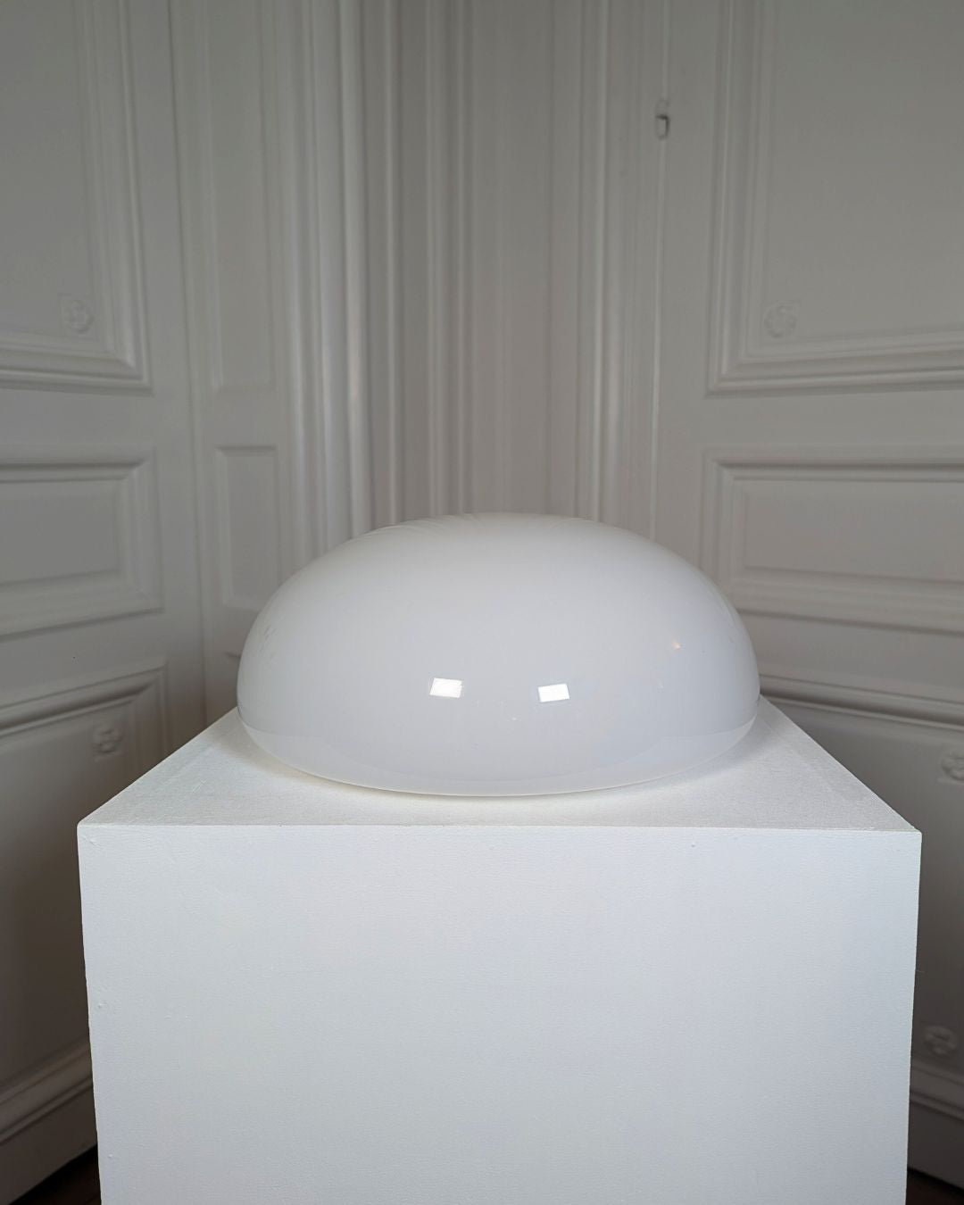 Lampe design “Mushroom” des Années 70 en verre opalin et socle en ABS
