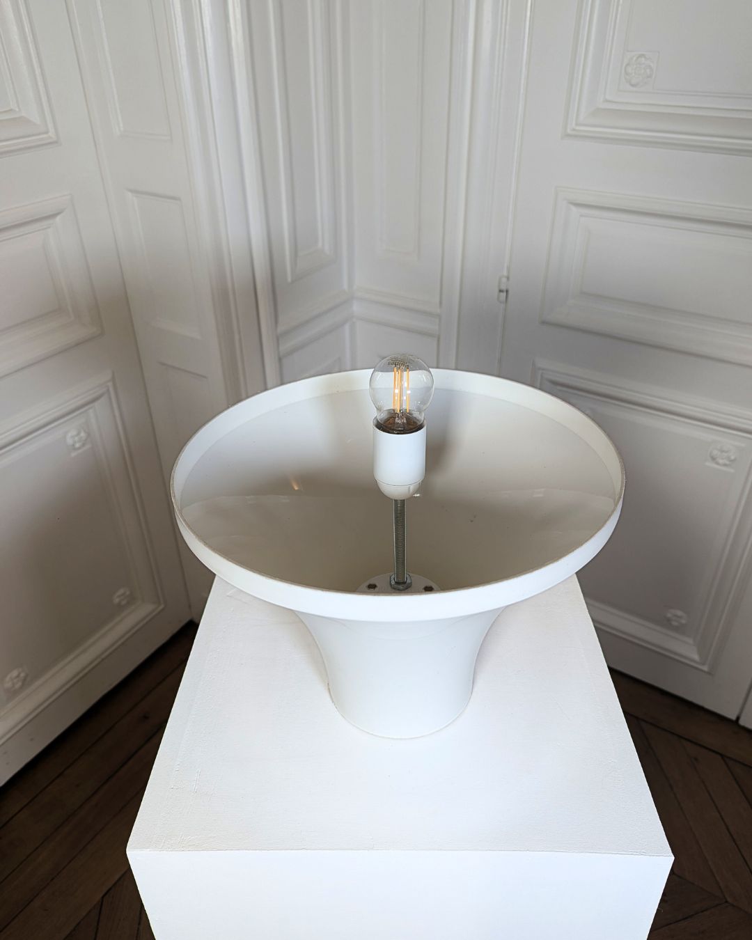 Lampe design “Mushroom” des Années 70 en verre opalin et socle en ABS