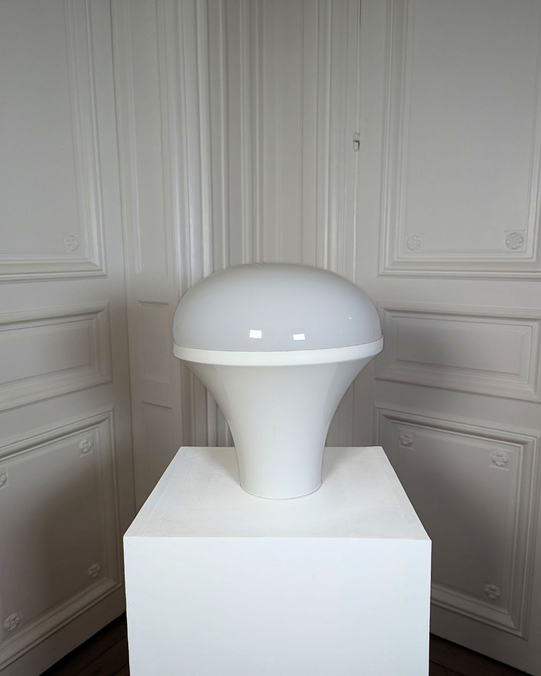 Lampe design “Mushroom” des Années 70 en verre opalin et socle en ABS
